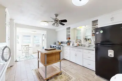 Image de 2-Story riverfront home + studio with washer\/dryer, river views, & free WiFi