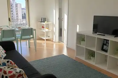 Image de 5 min walk to subway with free parking