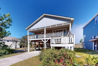 Image de Walk to Beach | Marsh-View Escape with Screened Porch & Outdoor Shower
