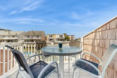 Image de Harbour Bay | Waterfront Deck, Private Boat Slip, Pool | Walk to Beach