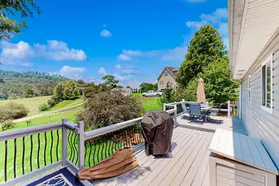 Image de Dog-friendly Storybook Mountain retreat with hot tub, yard