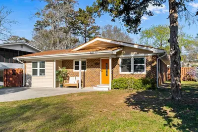 Image de Dog-friendly cottage with fenced yard - stroll to beach, pier, dining, shops