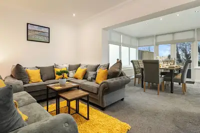 Image de Ocean Waves Apartment - Walk to Beach