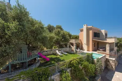 Image de Family Villa on a quiet hill slope with  swimming pool and amazing tree house.