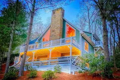 Image de Custom-built mountain retreat with hot tub, pool table & gym - 3 acres with pond