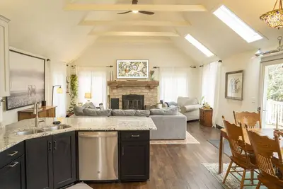 Image de Spacious, Private, & Family Friendly with Extra Guest House.