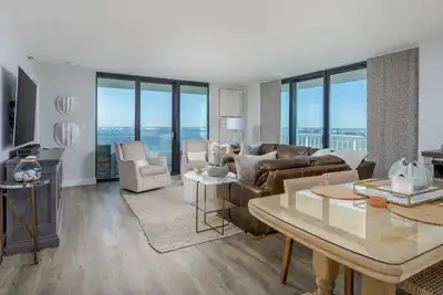 Image de 12th floor Upscale Condo with Bay Views - Tristan Towers 12e