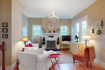 Image de Charming home a short walk from downtown w/2 fireplaces, porch, yard, firepit
