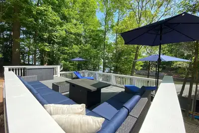 Image de Exceptional! Beautiful Deep Water - Boathouse, Hot Tub, Fire Pit on Lake Gaston!
