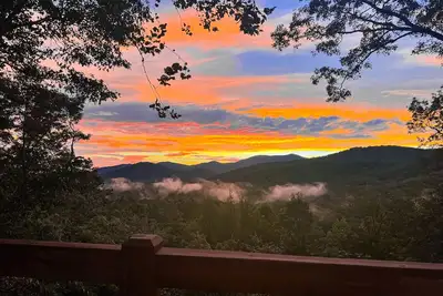 Image de Artful mountain-view retreat with fireplaces, Ac, W/D & epic outdoor living