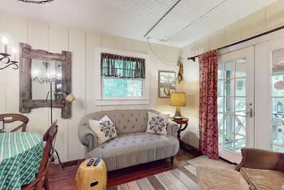 Image de Updated home near Black Mountain with screened porch