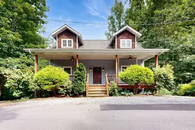 Image de Spacious Mountain Home with Scenic Balcony | Walk to Lake Junaluska