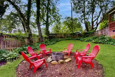 Image de Contemporary Oasis w/ Fire Pit, 2 Living Areas & Sunroom - Walkable Locale