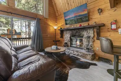 Image de Central Location. Indoor Fireplace, Hot Tub & Fully Fenced Yard