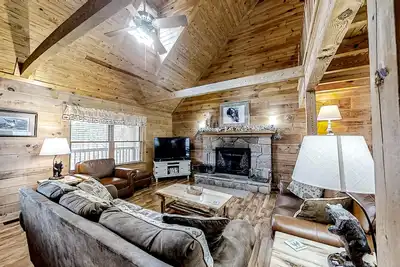 Image de Cobbly Nob Resort cabin w/hot tub, game room, 2 decks, & free attraction tickets
