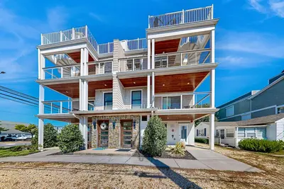 Image de Modern Retreat | Rooftop Deck with Ocean & Bay Views | Walk to Dewey Beach