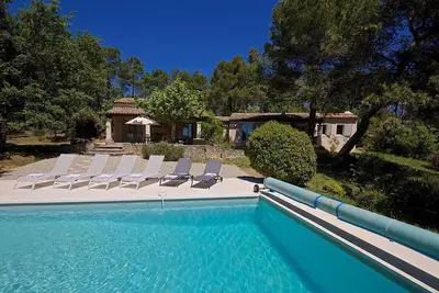 Image de Superbe Villa provençale rénovée avec piscine chauffée, dans une pinède au calme