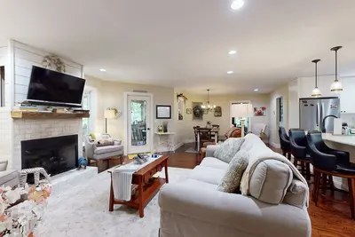 Image de Enchanting new build with screened porch & gourmet kitchen