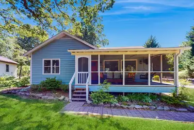 Image de Charming Getaway w/ Luxe Interior & Screened Patio - Near Attractions