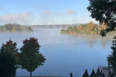 Image de Scenic lake house with private covered dual-slip and two covered lake-view decks