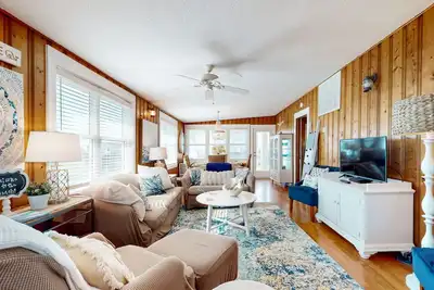 Image de Charming Dual-Suite Beachside Cottage | Ocean Views on Porch | Steps to Sand