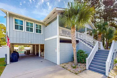 Image de Dog-friendly gem, close drive to beach - shared pool, lovely porch & family room