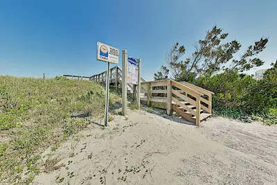Image de Oceanfront Townhouse with Balconies, Deck & Beach Views | Steps to Shore