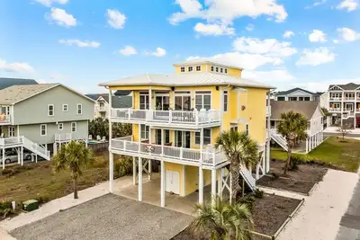 Image de Stunning ocean-view home one block from beach & near golf courses