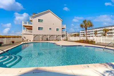 Image de Seas the Day: Corner Unit with Pool - Two Blocks to Beach