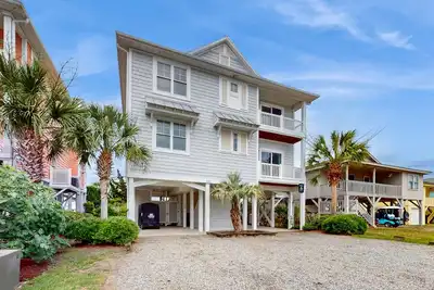 Image de Canal home with private dock, crows nest, gourmet kitchen, & WiFi