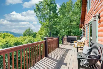 Image de Luxurious log cabin w/stunning views, WiFi, hot tub + 15 mins to Black Mountain
