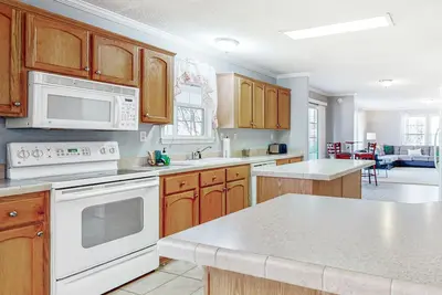 Image de Apple Country Retreat with Screened Porch, Firepit & 2 Living Areas - Dogs Ok