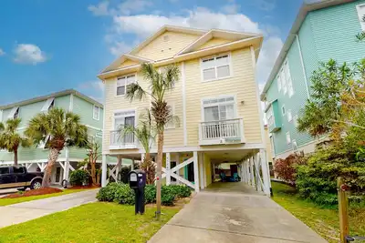 Image de Stylish Condo | 2 Balconies | 350 Yards to Beach, 1 Block to Lake Park Blvd