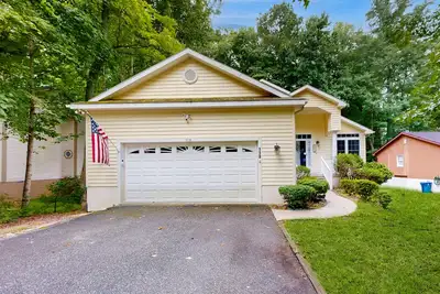 Image de Eastern Shore Getaway with Screened Porch, WiFi & Access to 5 Pools & Beach Club