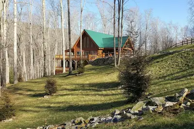 Image de Mountain Chic Home and Ski Lodge with Deck, Fireplace, and Firepit