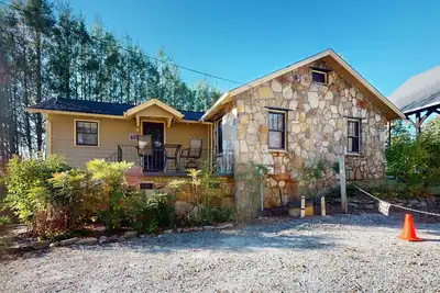 Image de Classic cottage at Burntshirt Vineyards with 2 decks - steps from tasting room