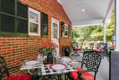 Image de Charming Oasis w/ Alfresco Dining, 3 Smart TVs, Gas Grill & Gym