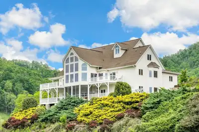 Image de 10-acre manor with Blue Ridge views, game rooms & private vintage diner