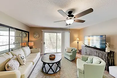 Image de Colony Ii at Oyster Bay Condo | Pool, Gym, Grill Areas & Hot Tub