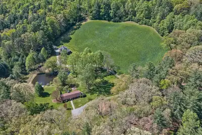 Image de Room to Roam | Delightful Country Farmhouse |Fireplace, Firepit & Fishing Pond