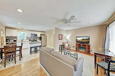 Image de Dog-friendly Dreamers Cottage w/large yard, home office -walk to downtown & golf