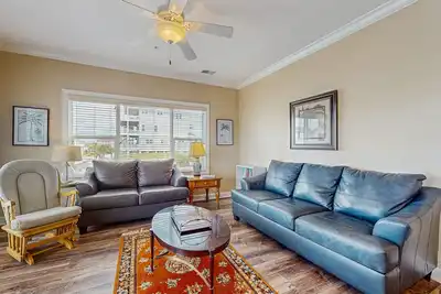 Image de All-suite condo with private balcony &  pond views - walk to beach