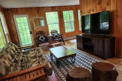 Image de Charming 2 bedroom 1 bath brand new cabin near lake for entire family