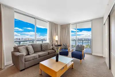 Image de Condominium confortable avec vue sur l'océan dans un complexe en bord de mer