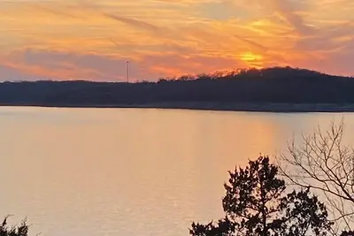 Image de Cheerful Carefree Cottage with Stunning Lake Views