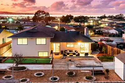 Image de Large Monterey Bay house