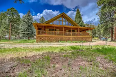 Image de Log cabin at Vallectio lake with wrap around porch!
