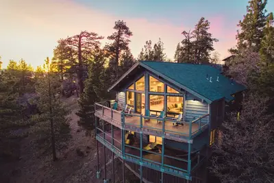 Image de Ponderosa Peak. Stunning Mountain Views. Location. Breathtaking Home. Games and More
