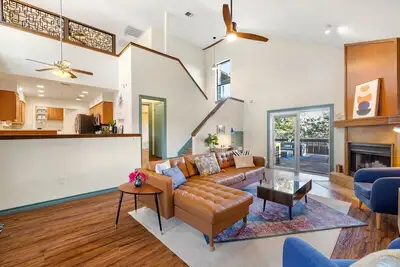 Image de Modern w/Lake View+Large Deck+Fire Pit+Game Room!