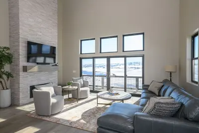 Image de Gorgeous Luxury Mtn Contemporary, Decks, Slope Views, Private Hot Tub, Close to Historic Park City!